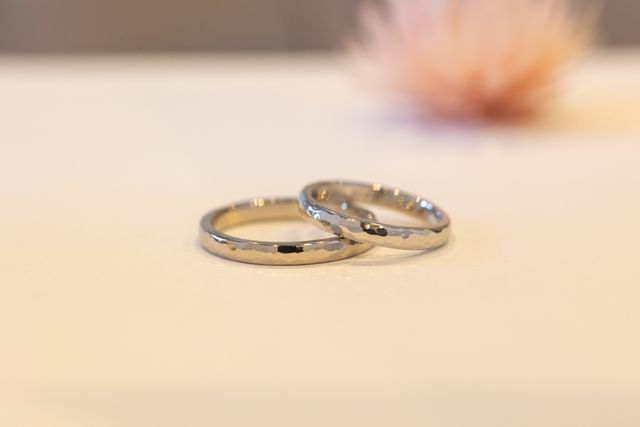 男性は鎚目ホワイトゴールドのマリッジリングです。