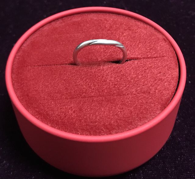 指輪購入時のケースと指輪です。