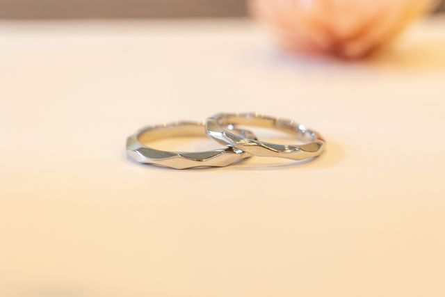 穏やかな波のあるイメージにしたくこのデザインに決めました。