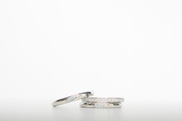 結婚指輪と婚約指輪の3点セットです。