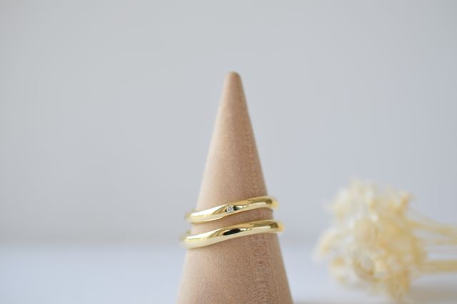 入籍日とイニシャル、宝石を刻印し、女性はダイヤモンドを一つ