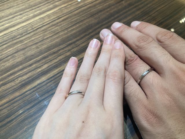 プラチナからピンクゴールドで緩やかなS字な形状