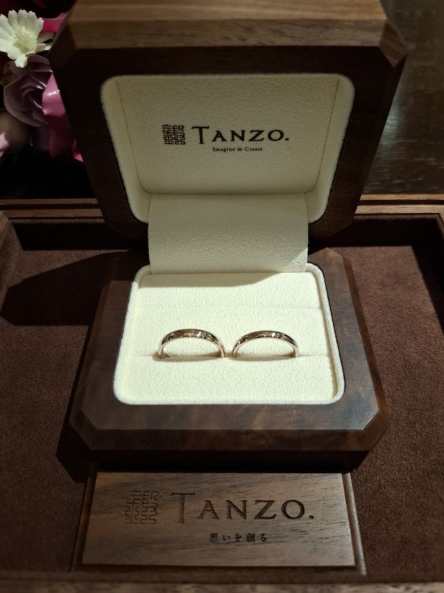 TANZOさんオリジナルのコーラルゴールドカラーの指輪