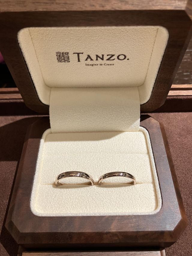 コーラルゴールドで波打ったライン加工を施してもらいました。