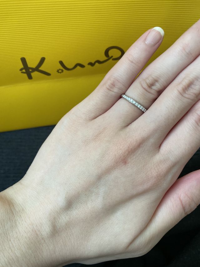 指に馴染みやすいストレートタイプのエタニティ