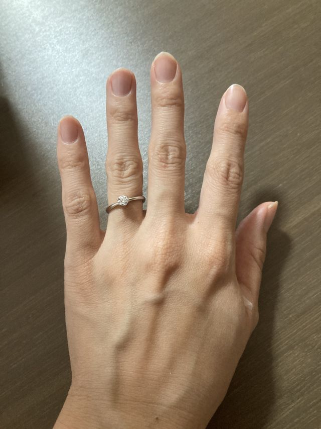 左手の指につけました