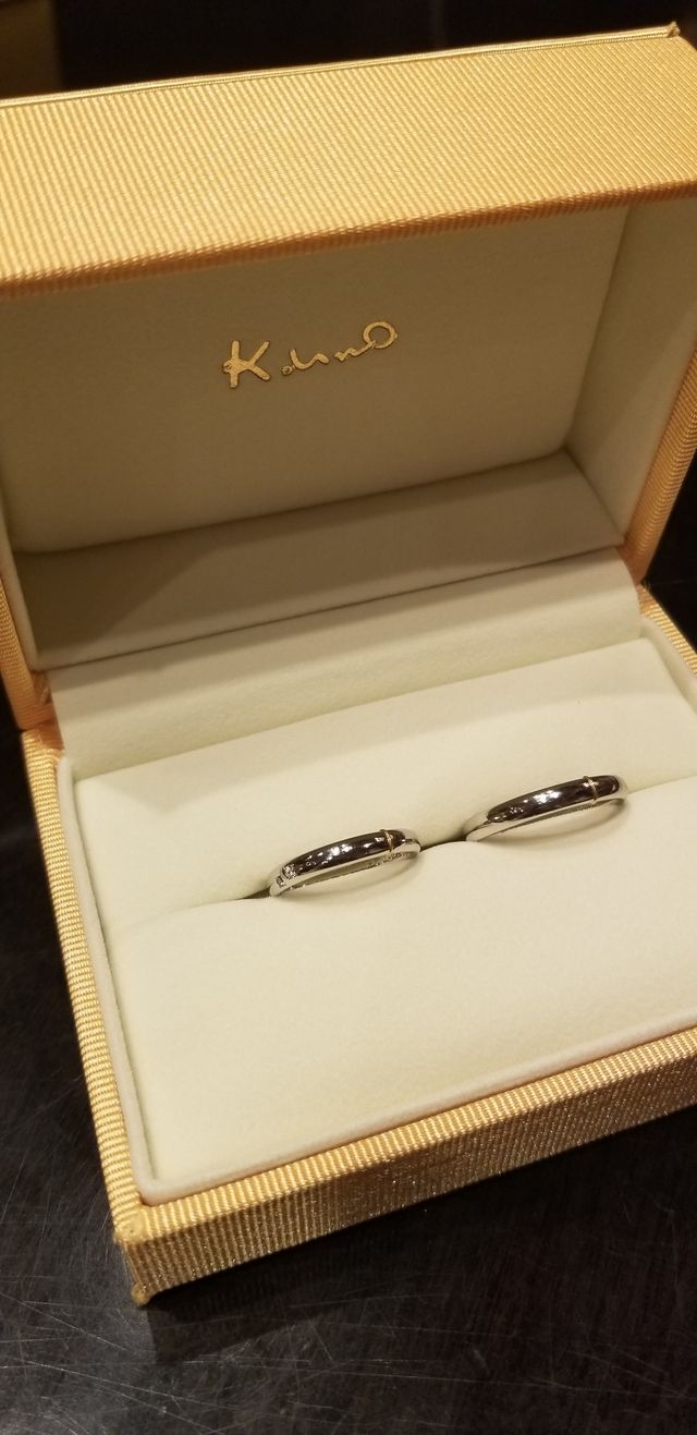 新婦の指輪には水色と通常のダイヤをいれた