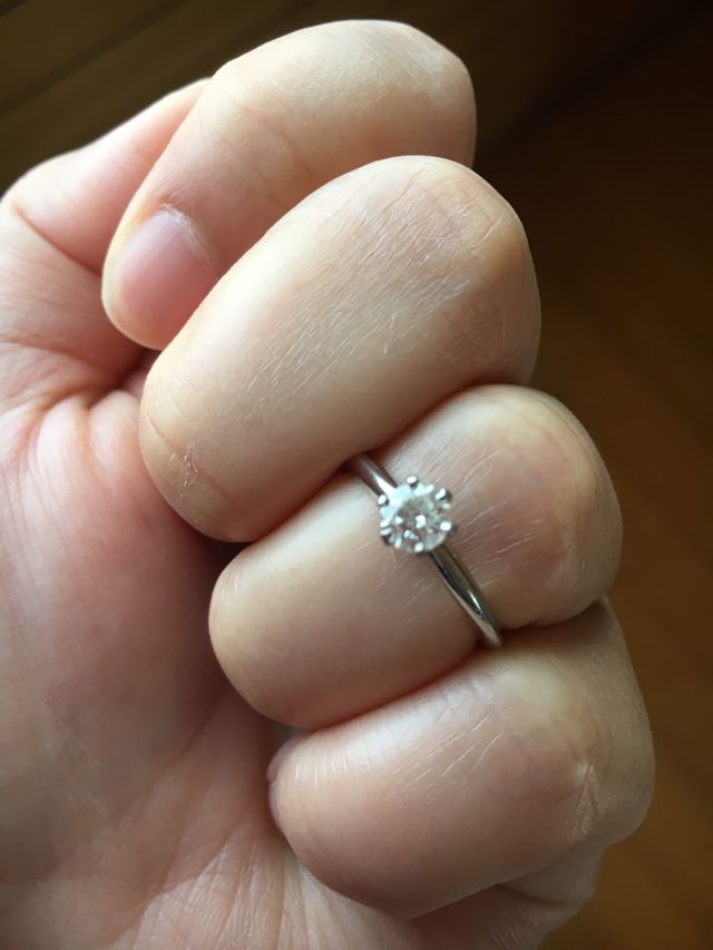 定番のデザインです。女らしくみえるので気に入ってます。