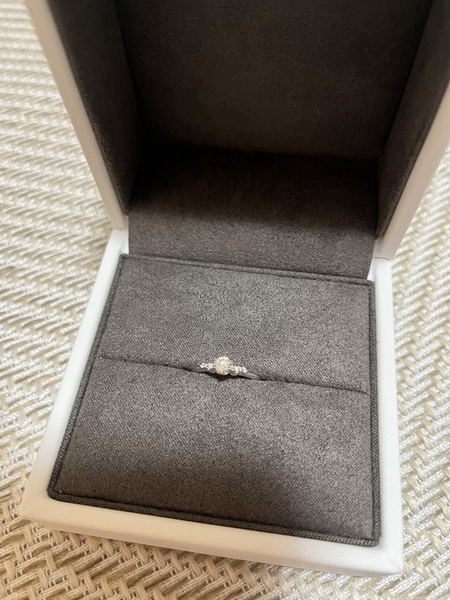 真ん中のダイヤの両側にも小さなダイヤがついています。