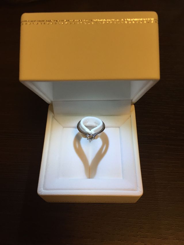 リングボックス内にライトが付いていて、指輪がより映えます。