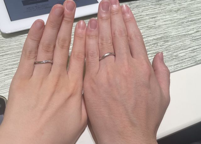 指輪の形はウェーブ
女性側はダイヤ9粒と男性側はマット加工