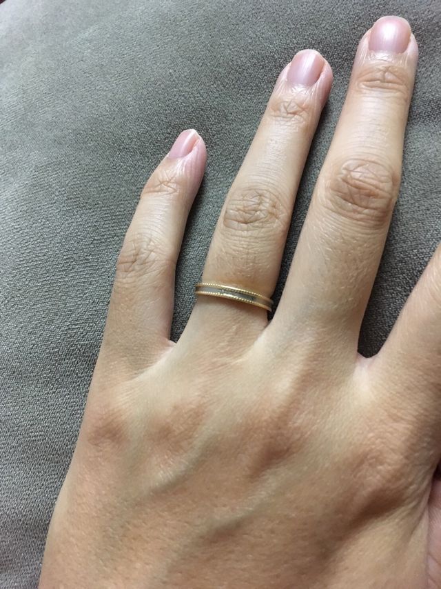 黄味肌によく馴染みむ。ダイヤ3つセットしてありかわいいです。