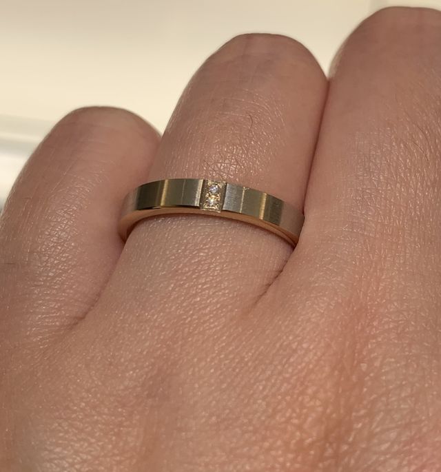 2種類の素材を使用しており、中央にはダイヤが2つ