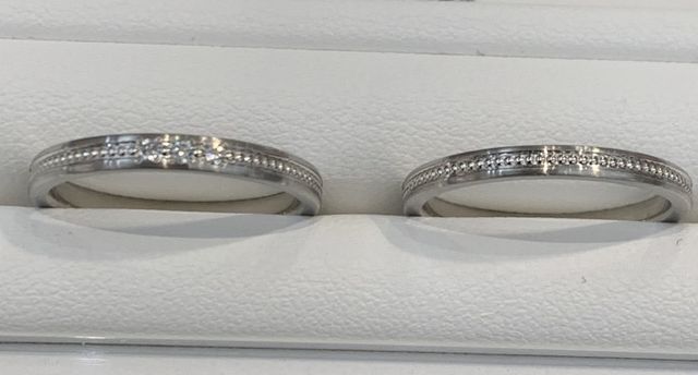 1枚目の素材違い
左がダイヤ入りで、右がダイヤ無し