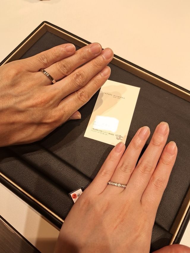 シンプルなデザインとハーフエタニティーのリング