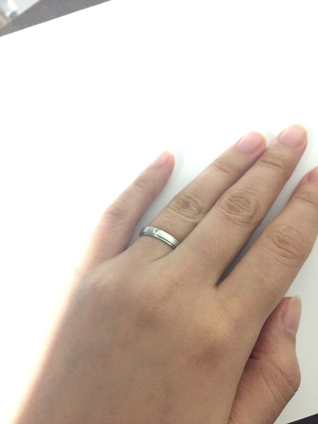 女性用の指輪をはめています。シンプルで気に入っています。