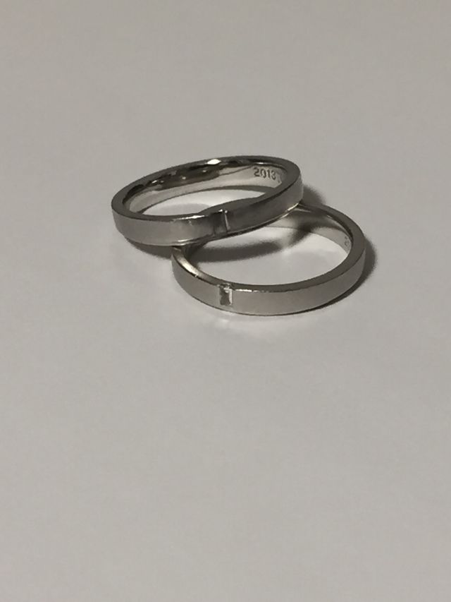 上が男性用で石なし。下が女性用でダイヤがついてます。