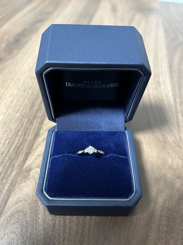 真ん中のダイヤの隣に2つの小さなダイヤがあります