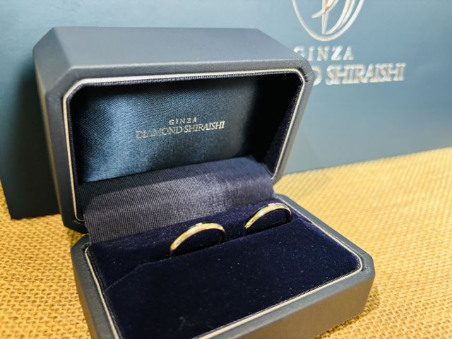 家で銀座ダイヤモンドシライシのロゴをバックに写真を撮りました