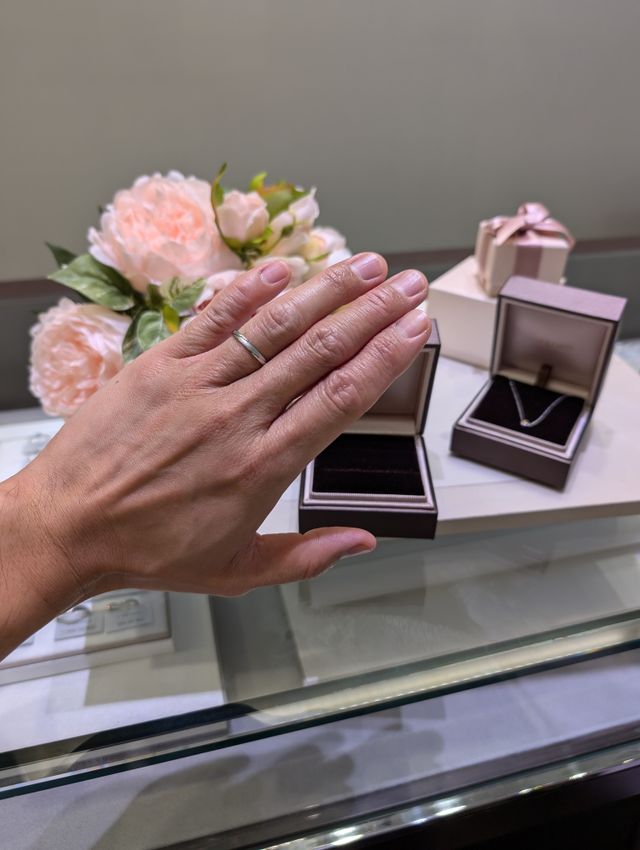 実際に完成した指輪をつけましたが2人で選んだ指輪って良いです