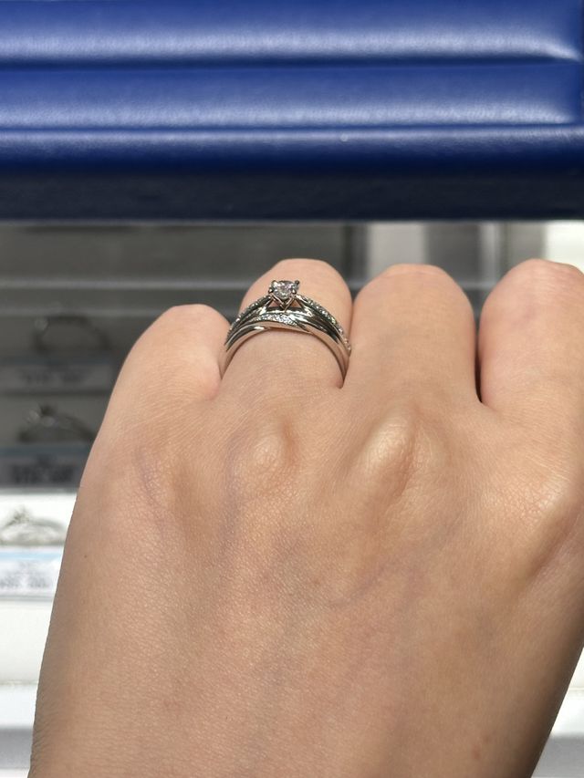 横からみると、包み込むようなデザインにうっとりします。