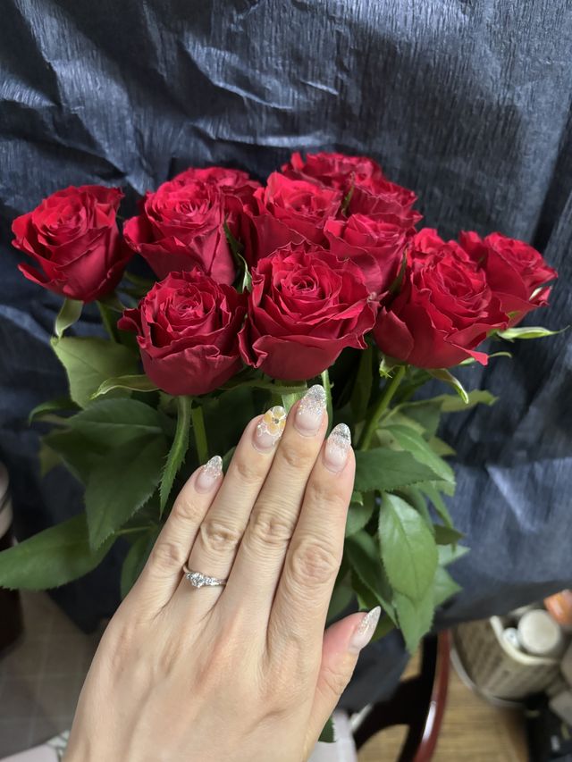 婚約指輪です。キラキラしていてとてもかわいいです。