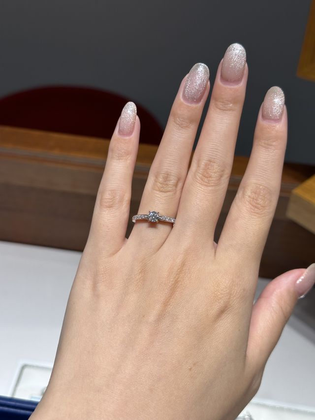 0.3ctのダイヤモンドがセットされています