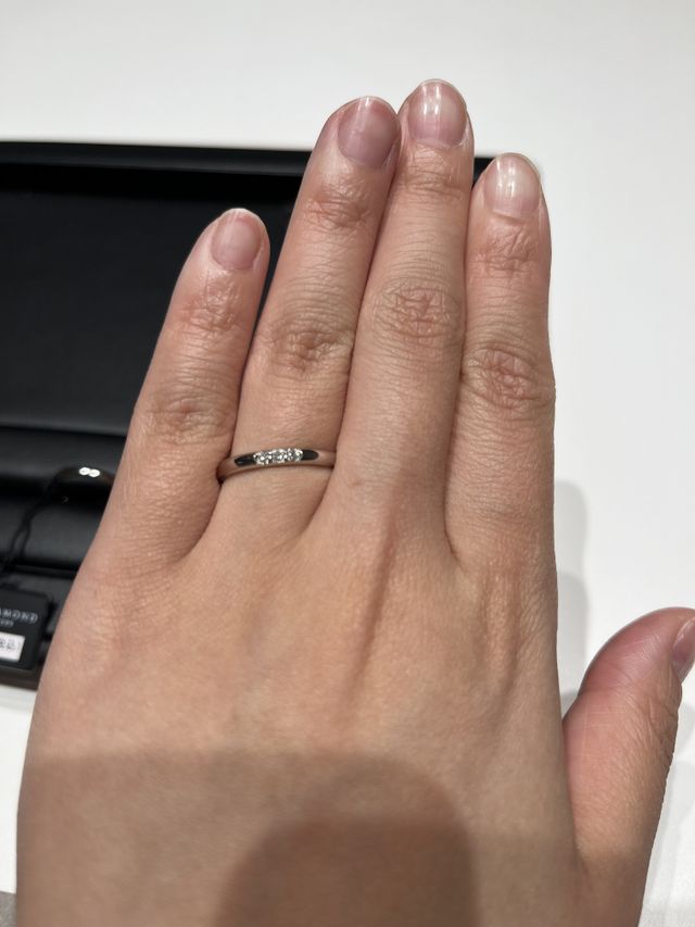 さりげなくダイヤの輝きがあります