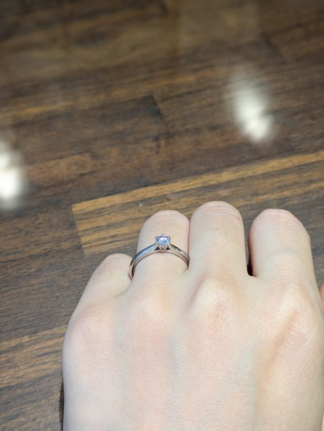 リング部分を探していて、試着している時の写真です。