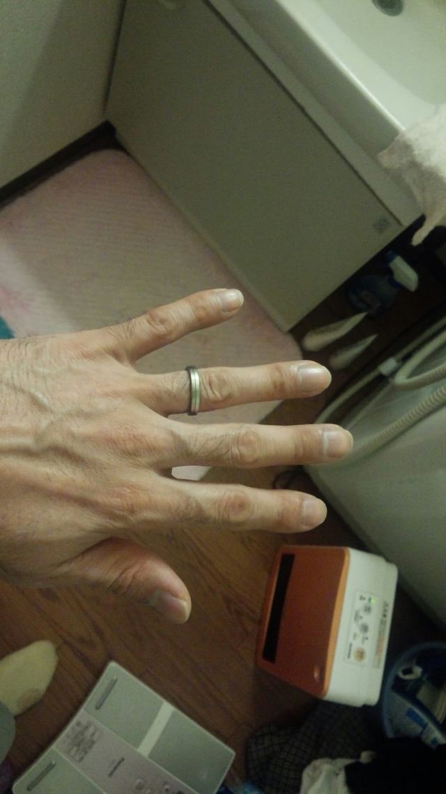 シンプルな一本ラインの入った結婚指輪です。