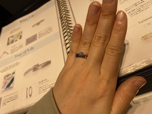婚約指輪と結婚指輪を重ね着けしています