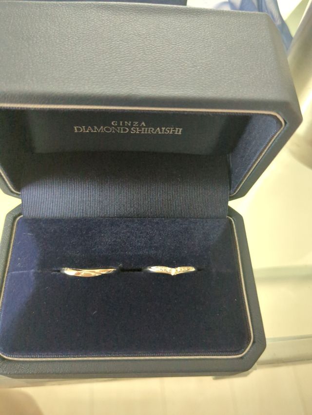 V字で少しダイヤが付いています。遠目でもキラキラしています。