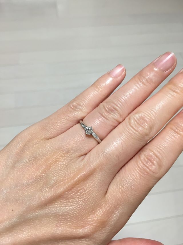 真ん中に大きなダイヤ、その左右にも小さいダイヤが並ぶ。