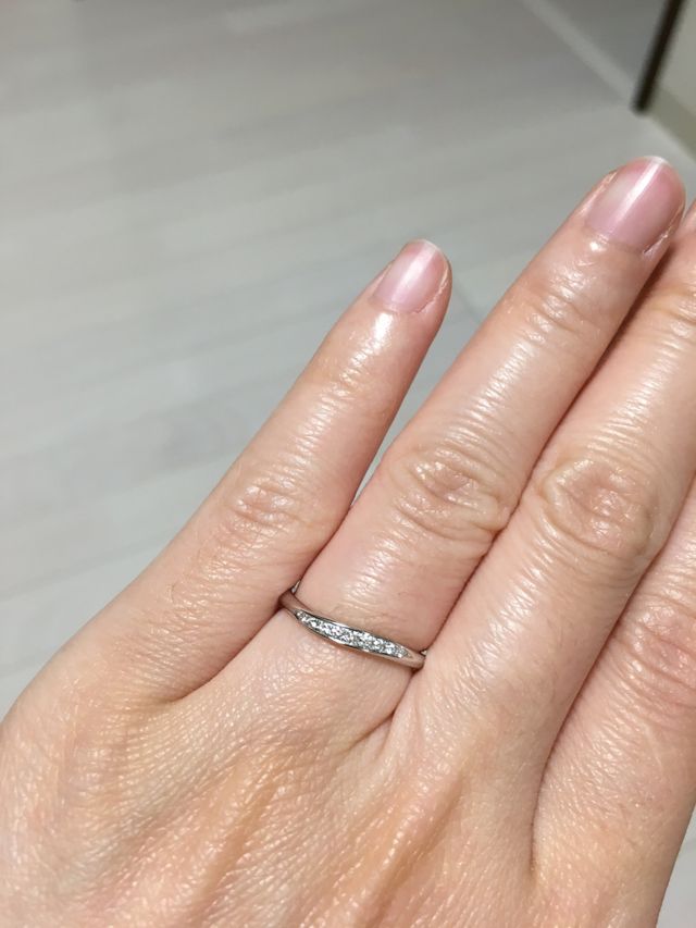 複数のダイヤがゆるいS字に並んでいます。