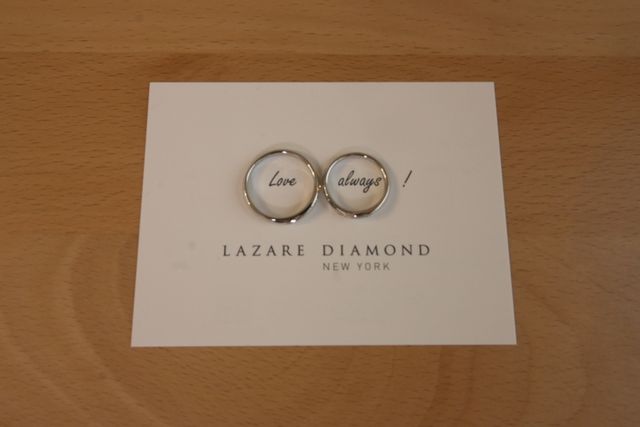 指輪受け取りの際、一緒にもらった台紙と共に撮影した。