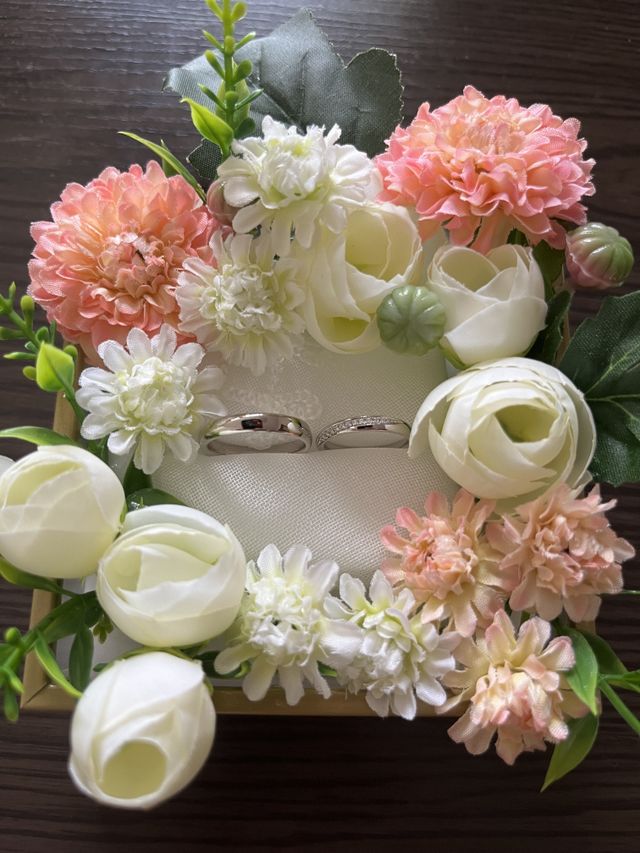 結婚式のために作成したリングピローに飾って写真をとりました！