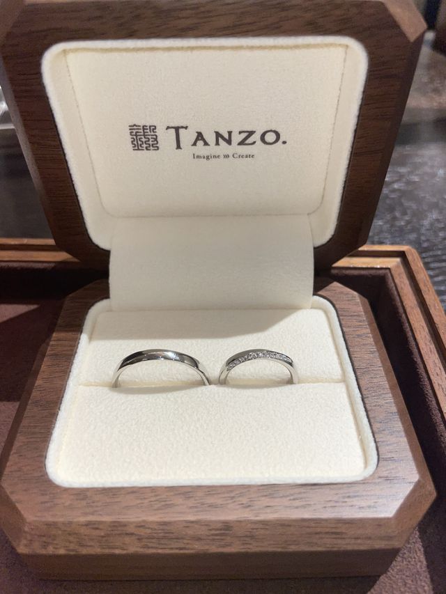 デザインも夫婦で考えたオーダーメイドの結婚指輪です。