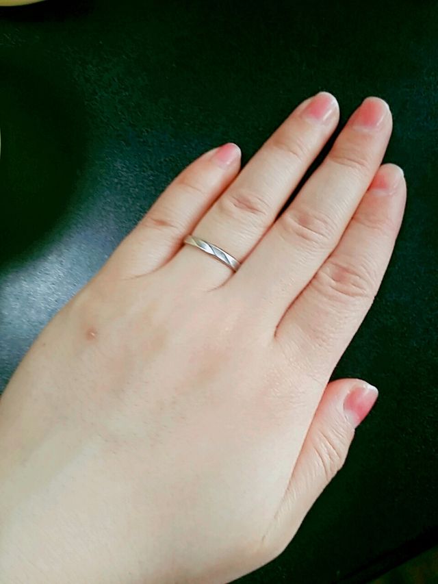 シンプルな見た目ですが、内側はゴールドにです。