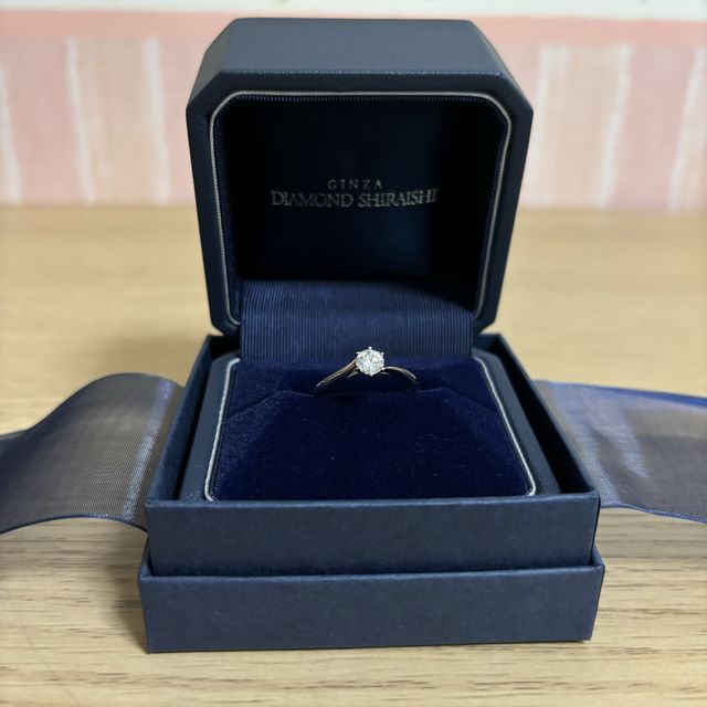 シンプルなリングと大きなダイヤが可愛くて最幸でした♡