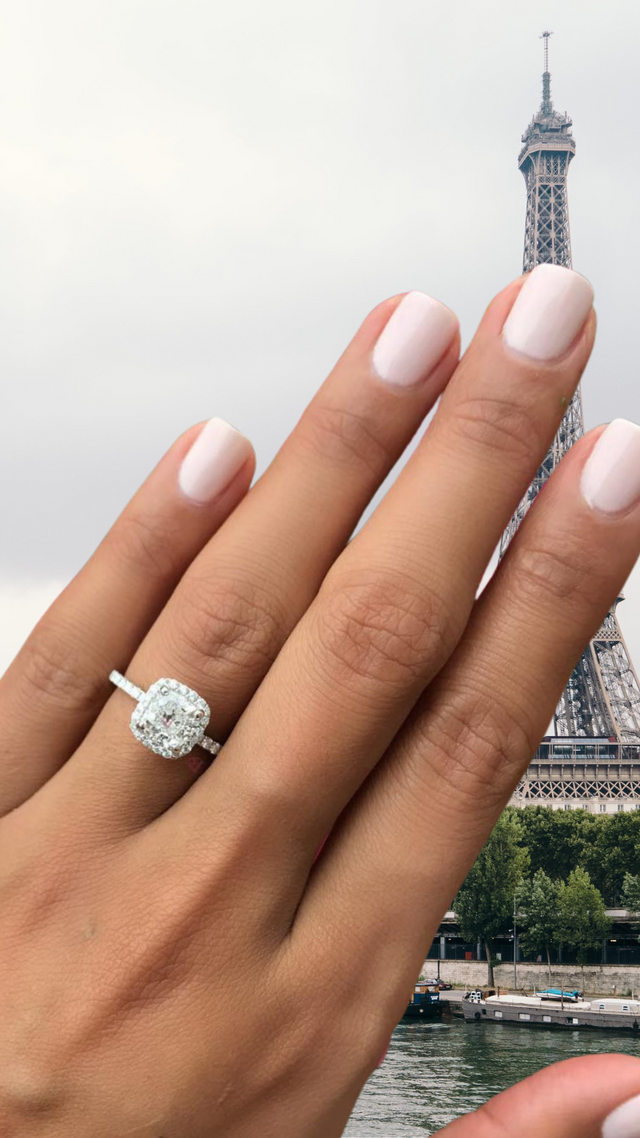 エッフェル塔をバックに