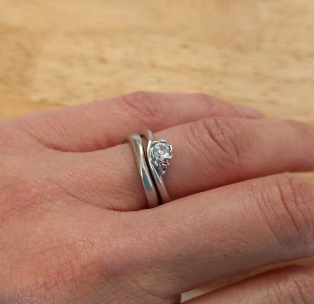 右下に小さなピンクダイアモンドがついていてとてもかわいいです