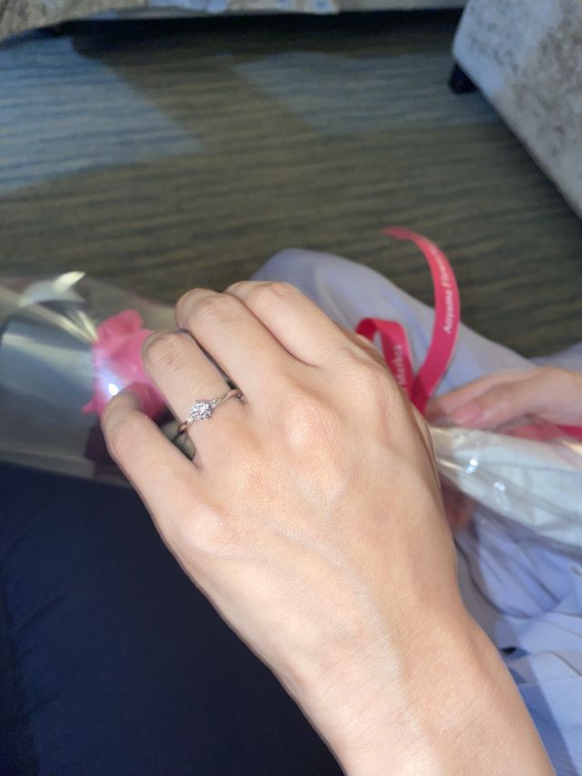 実際に付けてみた写真。
光の当たり方によって輝きが増す。