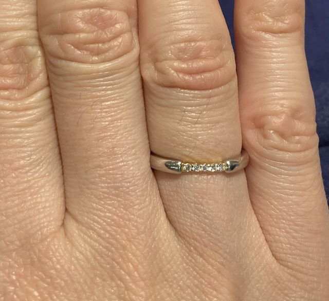 5石並びのダイヤモンドが存在感を感じさせます