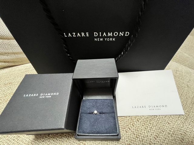 光の当たり具合によるが、ダイヤモンドのカットが素晴らしい