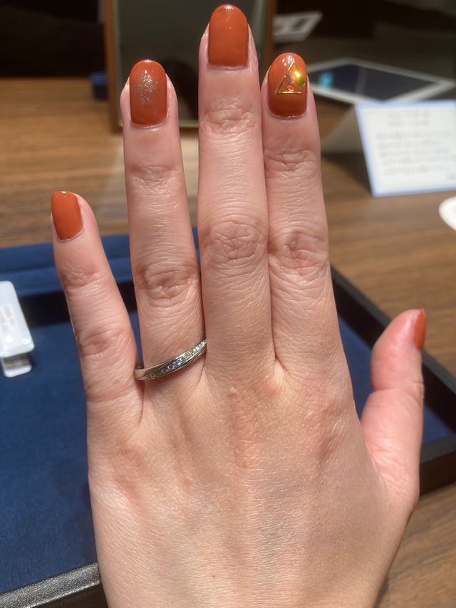 流れるようにダイヤモンドが並んでいるデザイン