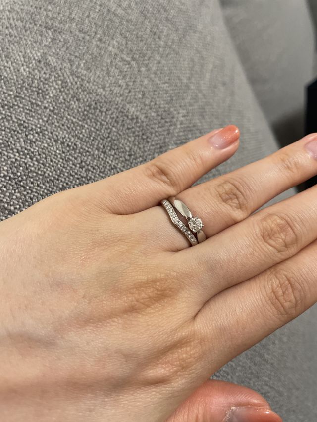 婚約指輪と重ね付けです。