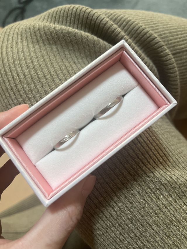 等間隔の斜めのラインと縁のデザインが好みです