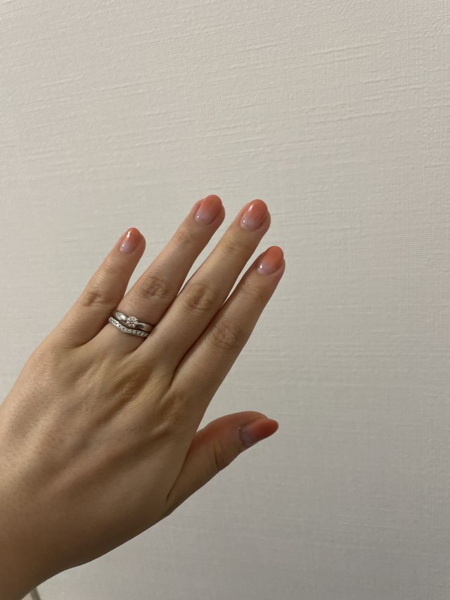 結婚指輪と重ね付けです。