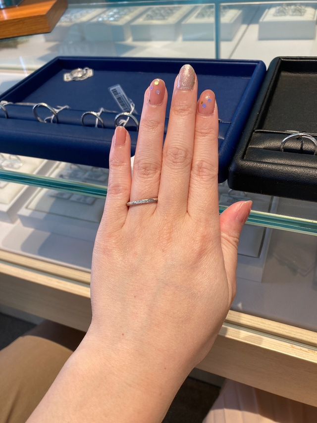 長く流れるようにダイヤモンドが並んでいるデザイン