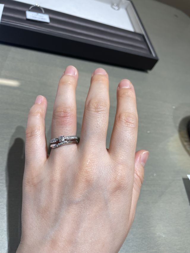 婚姻指輪との重ね付け（婚姻指輪はTiffanyです）
